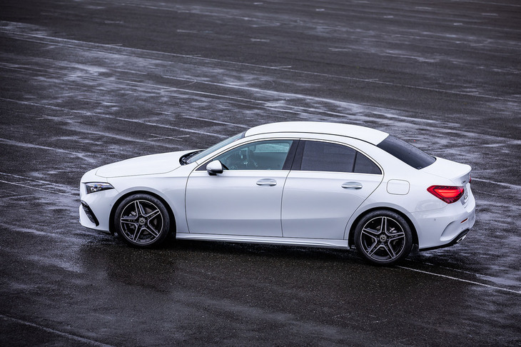 オプションの「AMGラインパッケージ」を装着した試乗車のボディーサイズは、全長が標準モデルよりも5mm長く、全高が15mm低い全長×全幅×全高＝4565×1800×1430mm、ホイールベースは2730mmとなる。