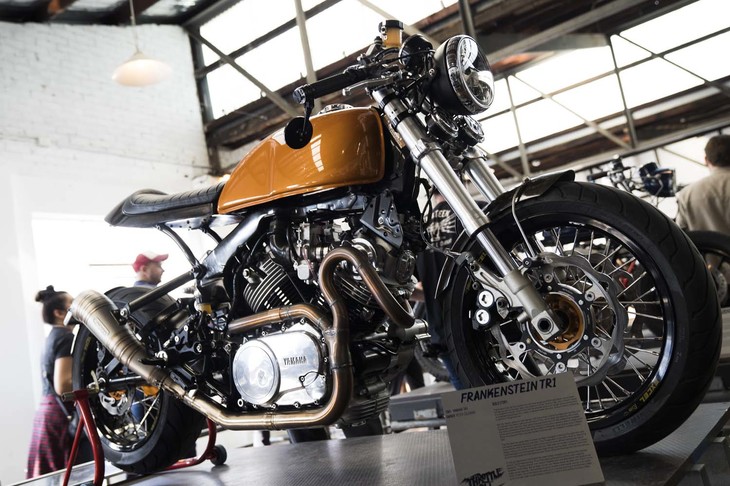 欧州を中心に人気が高まっている、“TR1”と呼ばれる空冷V型2気筒エンジンを搭載した「ヤマハXV1000」がベース。XV1000はプレス型のバックボーンフレームを使用していることからスタイルを造り上げるのが難しく、カスタムには技術力とともに斬新なアイデアも求められる。この車両は他車のパーツを流用するなどして、スポーティーにまとまっていた。