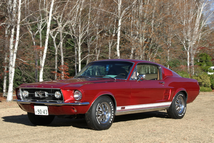 1967年「フォード・マスタング ファストバック」。1964年にハードトップとコンバーチブルの2種でデビューした初代マスタングに、1965年から加わったモデル。