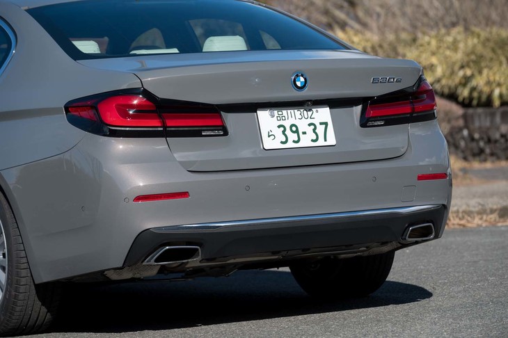 ボディーカラーは「ベルニーナグレー アンバーエフェクト」。光の当たり方によっては緑がかって見えることもある。