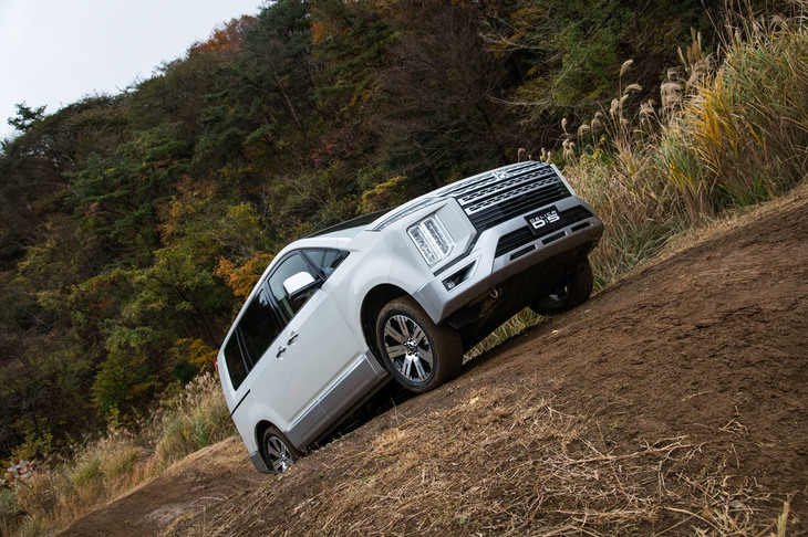 4WDシステムも変更を受けており、低μ路での旋回性能向上や、対角上の片輪が浮くような状況からの脱出力が強化されている。