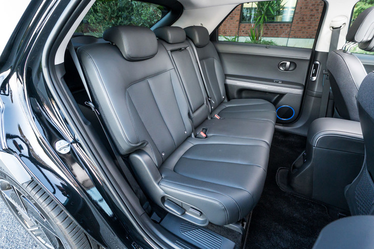 ホイールベースが3mもあるため、後席は大人が足を組めるほどに広い。「ラウンジ」「ラウンジAWD」では後席のスライド調整も電動式だ。