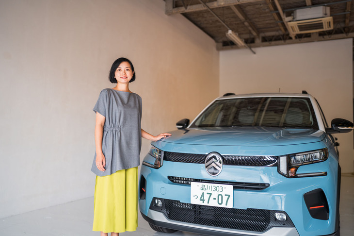 シトロエンでカラー＆マテリアルを担当する日本人デザイナー、柳沢知恵さん。新型「C3」の日本導入に合わせて来日した。「シトロエンC5 X」のカラーマテリアルプロダクトマネジャーとして、同車のカラーマテリアルデザインも取りまとめた。