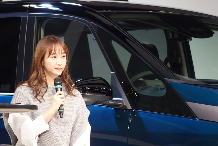 新型「日産セレナ」の発表イベントに登壇したタレントの藤本美貴さん。