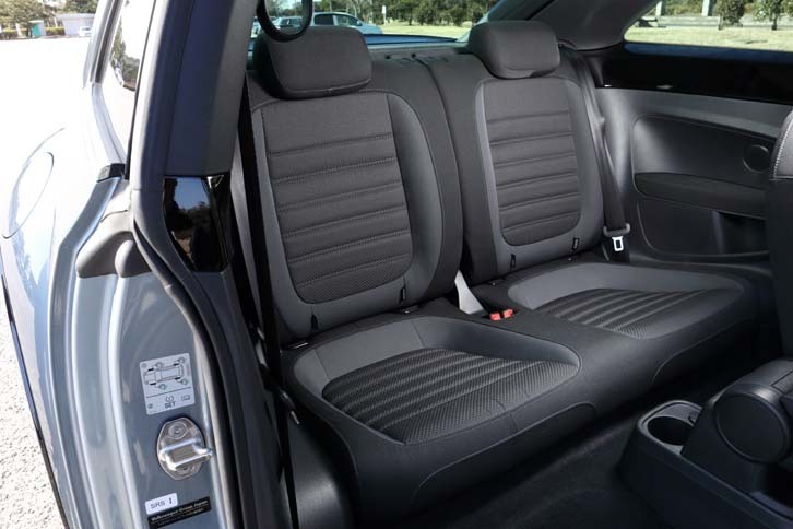 後席の定員は2人。50：50の分割可倒式となっている。