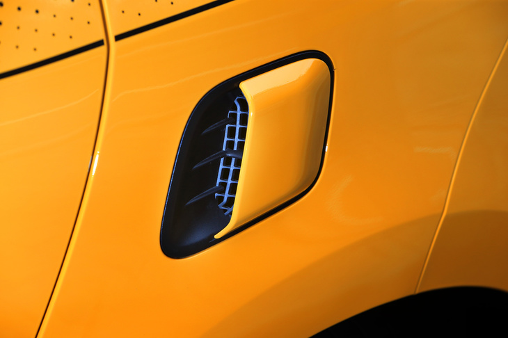 左のリアフェンダーパネルに備わるエアインテーク。従来モデルでは「GT」だけに採用されていたものだ。