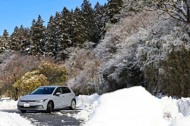 非降雪地のユーザーが使うのであれば、十分以上の性能を有している「エヌブルー4シーズン」だが、過信は禁物。降雪地のユーザーや、あるいはウインターレジャーなどで頻繁に降雪地を訪れるユーザーであれば、同じネクセンならスタッドレスタイヤの「ウインガード」シリーズを選んだほうがいいだろう。