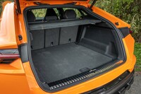 荷室の容量は616リッター。トノカバーまでアルカンターラで仕立てられている。