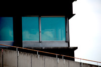 あるフロアの窓からは、残された製図板が確認できた。