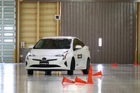 現在市販されている「アイスガード6 iG60」を装着した「トヨタ・プリウス」。氷盤路におけるスラロームテストでは、ステアリング操作に対する十分な手応えとグリップ力を確認できた。