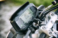 メーターパネルには大型の液晶ディスプレイを採用。車速やエンジン回転数、燃費、残りの走行可能距離など、さまざまな情報を表示することができる。