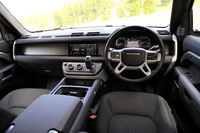 インストゥルメントパネルまわりは、クロカンらしい武骨さを現代的な解釈で表現したデザインが特徴。本国にはセンターアームレストのない前席3人乗り仕様も存在する。