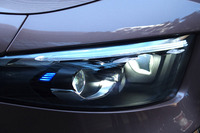 交通状況に応じてハイビームとロービームを切り替え、ヘッドライトの照射範囲を自動で調整する「アダプティブハイビームアシスト」を標準で装備（「A180／A180セダン」ではオプション）。