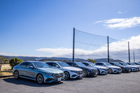 新型「Eクラス」における導入当初のパワートレインは3種類。2リッター直4ガソリンターボと2リッター直4ディーゼルターボ、そして2リッター直4ガソリンターボにモーターと容量25.4kWhのバッテリーを組み合わせたプラグインハイブリッドがラインナップされる。