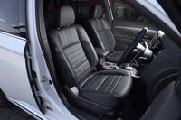 「Sエディション」では、細かい穴のあけられたパーフォレーションレザースポーツシートを標準装備する。