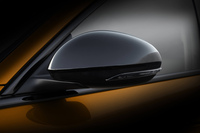 ドアミラーハウジングもブラックでコーディネートされる。