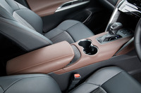 「馬の鞍（くら）」をモチーフにしたというセンターコンソール。四角張ったデザインのほうが収納スペースやコントローラーなどを設けやすいが、視覚的な質感を重視して、あえてこのデザインを採用したという。