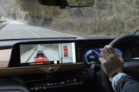 ルーフのすぐ上を飛ぶドローン映像のような「サイドクリアランスビュー」。走行中に使うと臨場感がスゴイ。