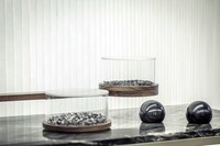 こちらは、カーボンと金属の重さの違いを解説する展示。「レンジローバー・スポーツSVエディションワン」には、カーボンホイールやカーボンセラミックブレーキがオプションで用意されており、実に70kgもバネ下を軽量化できるという。