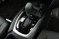 「エクストレイル」が搭載する「エクストロニックCVT」は、ステップ式変速制御を採用しており、ダイレクトなシフトフィールが得られる。