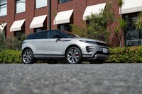 2022モデルイヤーから追加設定された「レンジローバー イヴォーク」のプラグインハイブリッドモデル。容量15kWhの駆動用リチウムイオンバッテリーを搭載する。