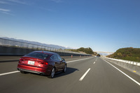 クワトロ4WDシステムの通常時の駆動力配分は前60％：後ろ40％。路面状態や走行状況に応じて、最大で前に70％、後ろに85％まで振り分けることができる。