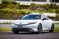 「スポーツスタイル」と呼ばれる、ホンダアクセスが手がける純正パーツを装着した車両。「フロントロアースカート」や19インチサイズの「MS-051」ホイール、「テールゲートスポイラー」などでカスタマイズされている。