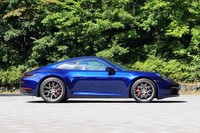 前20インチ、後ろ21インチのホイールを収めるため、前後フェンダ―とも開口部は先代モデルよりも大きい。サイドから見ると、フェンダー上部が極端に薄くデザインされていることが分かる。