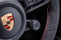 「GTマルチファンクションスポーツステアリングホイール」に備わるダイヤルで、「レンジ」「ノーマル」「スポーツ」「スポーツプラス」「インディビジュアル」の5つから任意に走行モードを選択できる。他の「タイカン」に比べ、スポーツモードはより一層ダイナミックな設定になっているという。ステアリングパドルは備わらない。