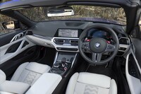 センターコンソールが運転席側に傾けられた、ドライバーオリエンテッドなインテリア。「カーボンファイバーインテリアトリム」を選択した試乗車のそれは、各所がカーボンパネルで飾られている。