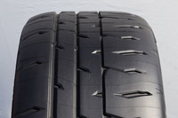 非対称パターンや非対称トレッドプロファイル、新トップコンパウンドなどの採用により、サーキット走行で重視されるドライ路面でのグリップ力とコントロール性を高次元で両立するだけでなく、ロングライフを実現したという「RE-71RS」。