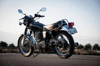 およそ40年にわたって販売されてきたヤマハの単気筒バイク「SR400」。これまでたびたび、排ガス規制による生産中止と復活を繰り返してきた。