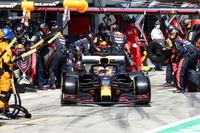 大雨の予選、ハミルトンの独擅（どくせん）場に唯一勝負を挑めたのがフェルスタッペン（写真）だった。滑りやすい路面でオーバーステアと格闘しながらさまざまなラインを試し、レッドブル・リンク初ポールを目指すも、最後のアタックの最終セクションでスピン、惜しくも2位。「スピンがなくてもハミルトンのタイムには追いつけなかっただろう」とは本人の弁だ。レースでも2位を走るも、終盤にボッタスの猛追を受けて結果3位。「メルセデスと比べレッドブルは遅すぎる」と、力量の差への思いがにじむコメントを残した。チームメイトのアレクサンダー・アルボンは6番グリッドからスタート。レーシングポイントのセルジオ・ペレスに攻め立てられるも何とか4位を守り切った。（Photo=Getty Images / Red Bull Content Pool）