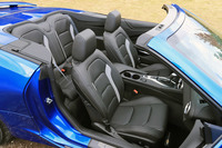 日本仕様では、充実した装備も現行型「カマロ」の見どころ。ヒーターとベンチレーション機構を内蔵した電動調整式レザーシートや、BOSE製のオーディオシステム、ヘッドアップディスプレイなどが全車に採用される。