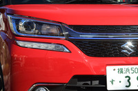 外装におけるマイルドハイブリッド車との違いは、「HYBRID」バッジの色と、クリアブルーのフロントグリルの装飾、ブルークリアタイプのリアコンビランプのみとなる。