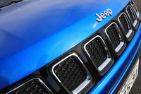 ジープを象徴するデザインアイコンの「7スロットグリル」。「コンパス」のものはダミーだが、ハニカムメッシュをクロームのリムで囲うなど、凝った意匠が取り入れられている。