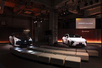 都内の某所に並べられたレクサスの新しい「RZ」（写真左）と「ES」（同右）。RZは2025年秋以降に世界各国で順次発売し、ESは2026年春ごろに国内発売される予定だ。