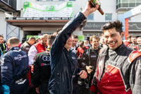 表彰式にビールケースを持ち込んでビールかけが始まるのもお約束。いい雰囲気だなあ。