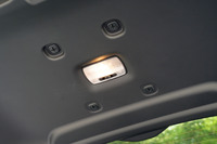 ラゲッジランプのほかに、テールゲートの裏側にも照明が付いている。周囲のユーティリティーナットを活用してランタンをぶら下げれば車中泊がさらに盛り上がりそうだ。