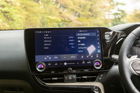 センターディスプレイは迫力の14インチ。「450h＋」はもともとこのサイズだが、マイナーチェンジで「350h」と「250」にも標準装備になった（従来は9.8インチ）。