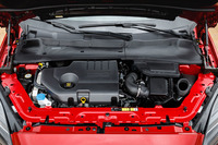 240psと500Nmを生み出す2リッター直4ディーゼルターボユニット。ディーゼルには、排気量は2リッターのままで240ps、180ps、150psの計3種類が存在し、日本には180ps仕様（D180）がやってくる予定。