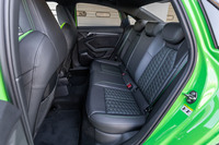 後席の居住スペースは、ベースとなった「A3セダン」と同じで、先代モデルよりも若干拡大。背もたれにはセンターアームレストと、3分割可倒機構が備わっている。