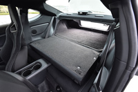 後席の背もたれを倒せば、フラットな積載スペースが作り出せる。例えばサーキット走行を楽しむ際、交換用のタイヤを4本平置きにすることも可能。