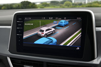 従来型の8インチから9.2インチに画面サイズが拡大されたインフォテインメントディスプレイ。従来の完全埋め込み型からフローティングタイプに変更され、見やすさと使いやすさが向上している。