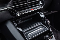 エアコンの吹き出し口下には、トグルスイッチが整然と並ぶ。新世代のプジョー車ではおなじみとなった、インテリアにおける特徴的なディテールのひとつである。「208」では全車にワイヤレススマートフォンチャージャー（写真中央部分）が標準装備されている。