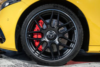 「A45 S」と「CLA45 S」に装備される19インチのツインスポークアルミホイール。強化されたフロントブレーキも「S」の特徴で、赤で塗装された6ピストンのキャリパー（標準車は4ピストン）と、標準車よりひとまわり大きな360×36mmのディスクローターが組み合わされる。
