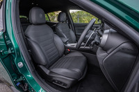 レザーで仕立てられた「Q4ヴェローチェ」の前席。ヘッドレストにアルファ・ロメオのエンブレム刺しゅうが入る。8Wayの電動調整機構に加え、ヒーターとベンチレーションが標準で組み込まれている。