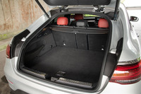 荷室容量は5名乗車時で500リッター、後席をたたんだ状態で1400リッター。大開口のテールゲートにより、積載性にも優れる。