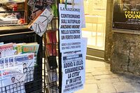 2022年12月、シエナ市街の新聞雑誌スタンドで。店頭に貼られた新聞のヘッドラインは、自動車道“アウトパリオ”で、逆走による死亡事故が起きたことを伝えている。