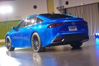 ルーフは後方に向かってなだらかな曲線を描く。真一文字のリアコンビランプも特徴的。